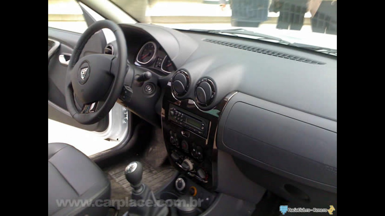 Novo Dacia Duster é fotogrado na rua - Fotos internas mostram semelhanças com o Sandero