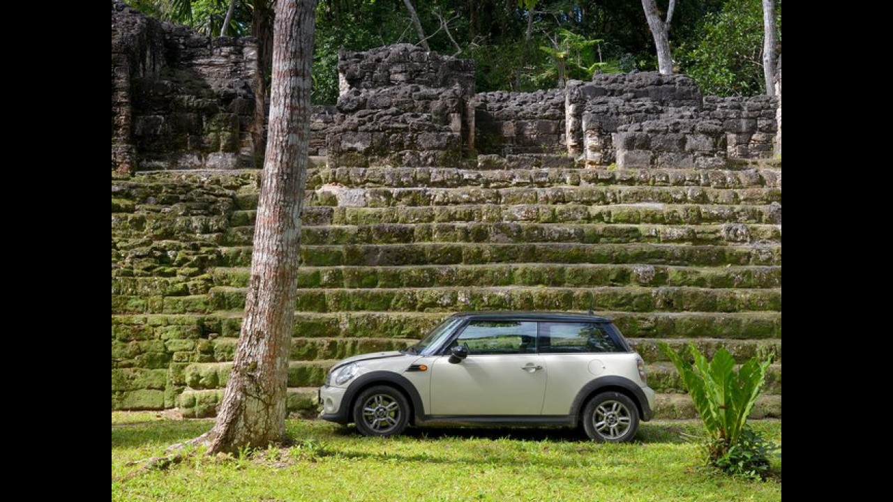 MINI Cooper vai à América Central para celebrar o fim do mundo que não aconteceu