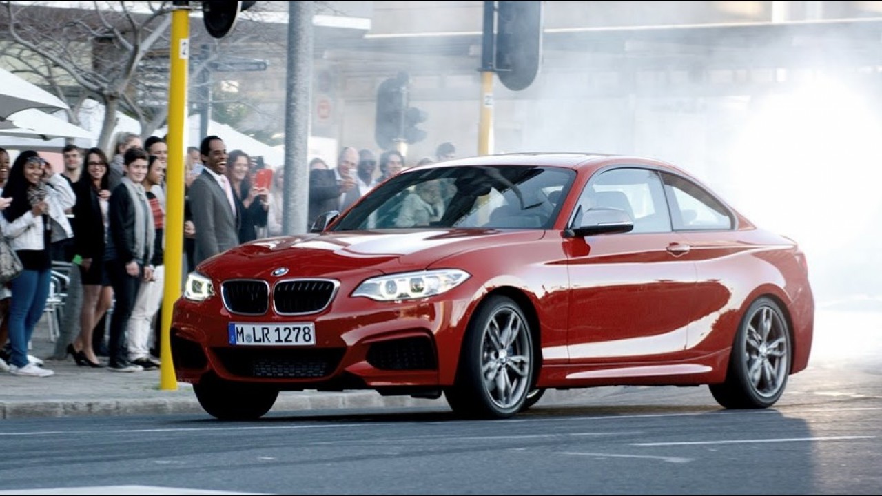 Vídeo: BMW promove show de drift com Série 2 no meio da cidade