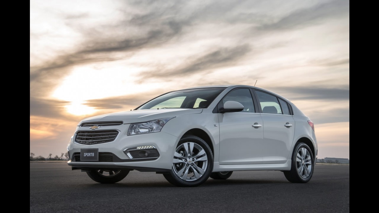 Hatches médios: Cruze encosta no líder Focus e 308 desaba