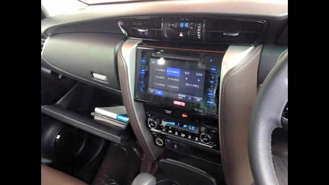 Interior revelado! Novo flagra mostra o Toyota SW4 2016 por dentro