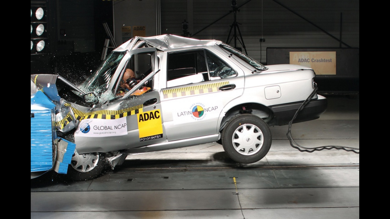 Condenado pelo Latin NCAP, Nissan Tsuru terá produção encerrada em 2017