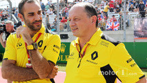(Soldan sağa): Cyril Abiteboul, Renault Sport F1 Managing Director ve Frederic Vasseur, Renault Sport F1 Team Racing Director gridde