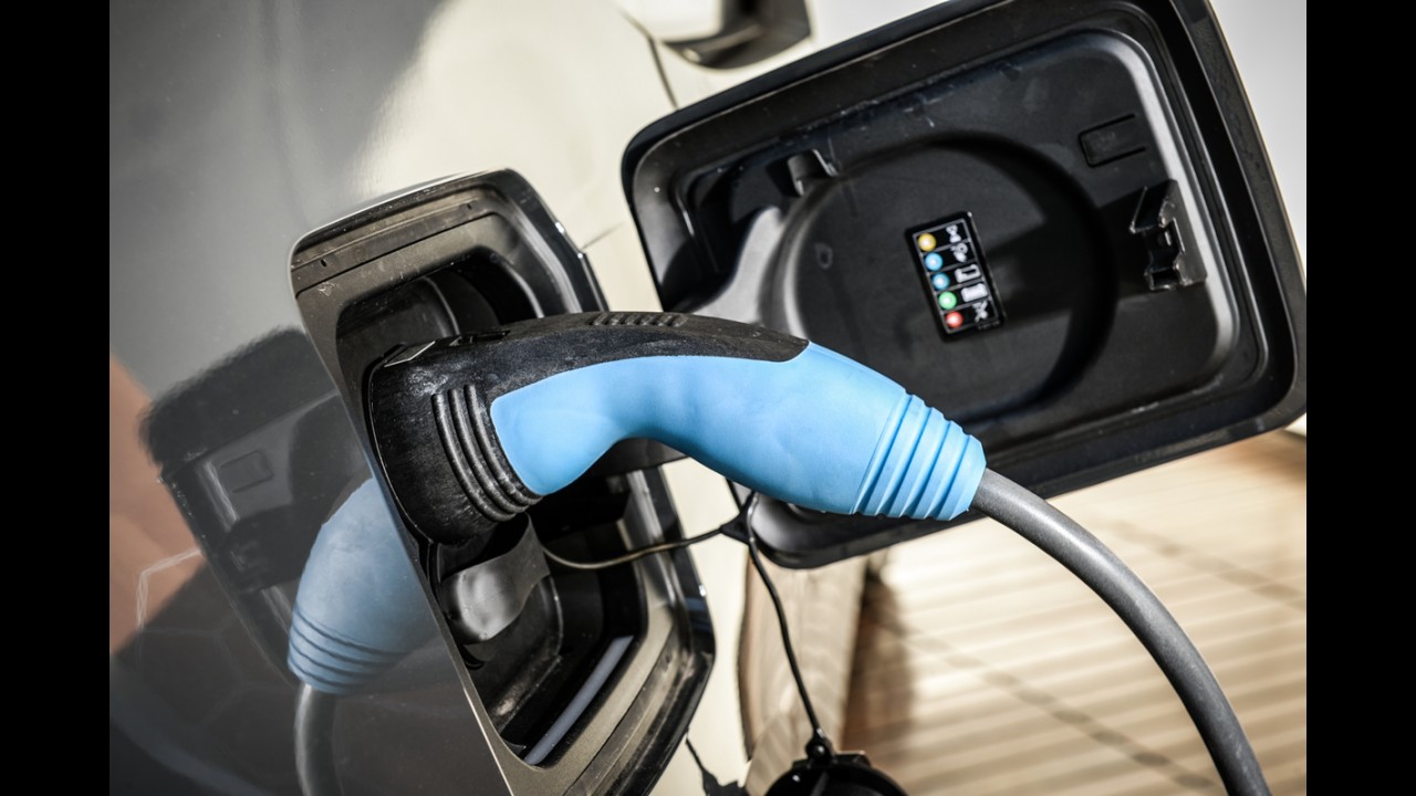 BMW oferece recarga de carros elétricos em shoppings centers