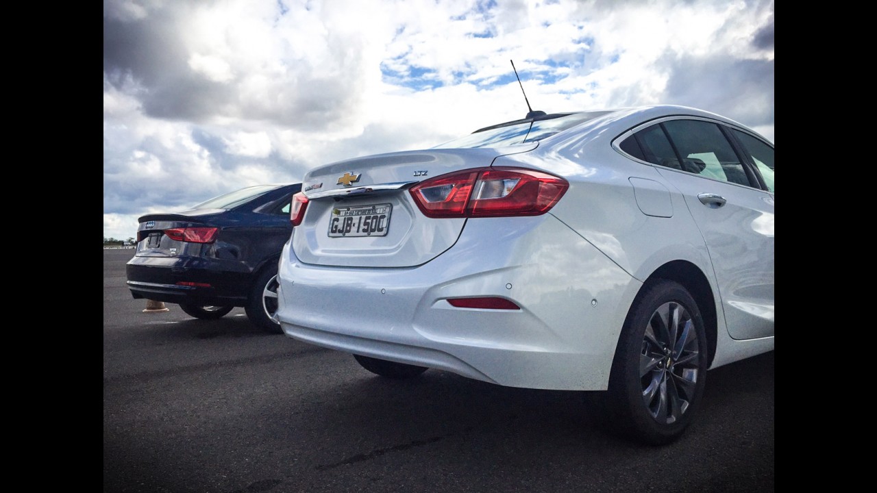 Teste CARPLACE: Novo Cruze vai pra cima do Corolla e até do A3 Sedan