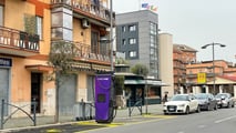 Una colonnina di ricarica in corrente continua in città