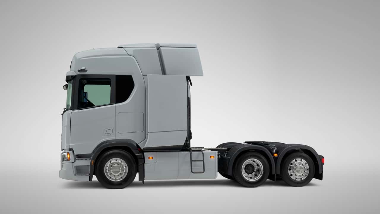 Camion elettrico Scania con batterie aggiuntive dietro la cabina di guida