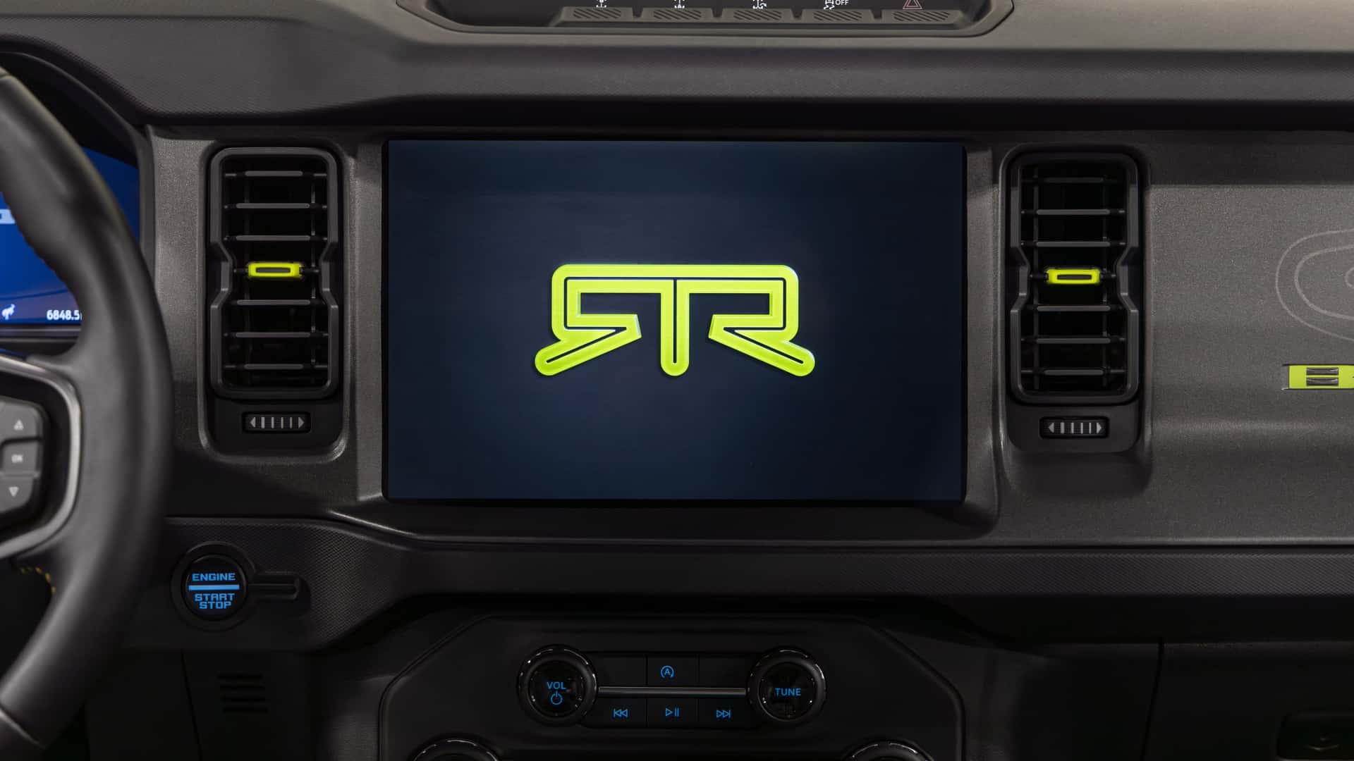 Экран Ford Bronco RTR с логотипом RTR