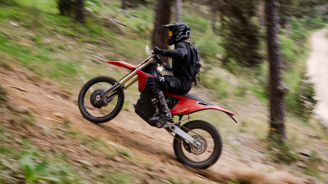 Электромотоцикл творит историю на фоне революционных изменений в FIM EnduroGP