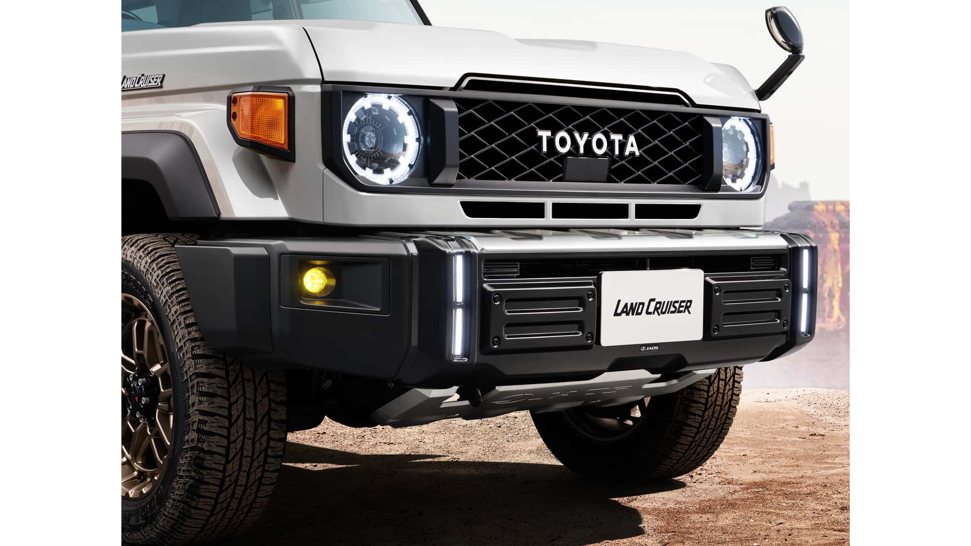 https://cdn.motor1.com/images/mgl/qkMPEv/s1/2024-toyota-land-cruiser-70-series-jdm.jpg