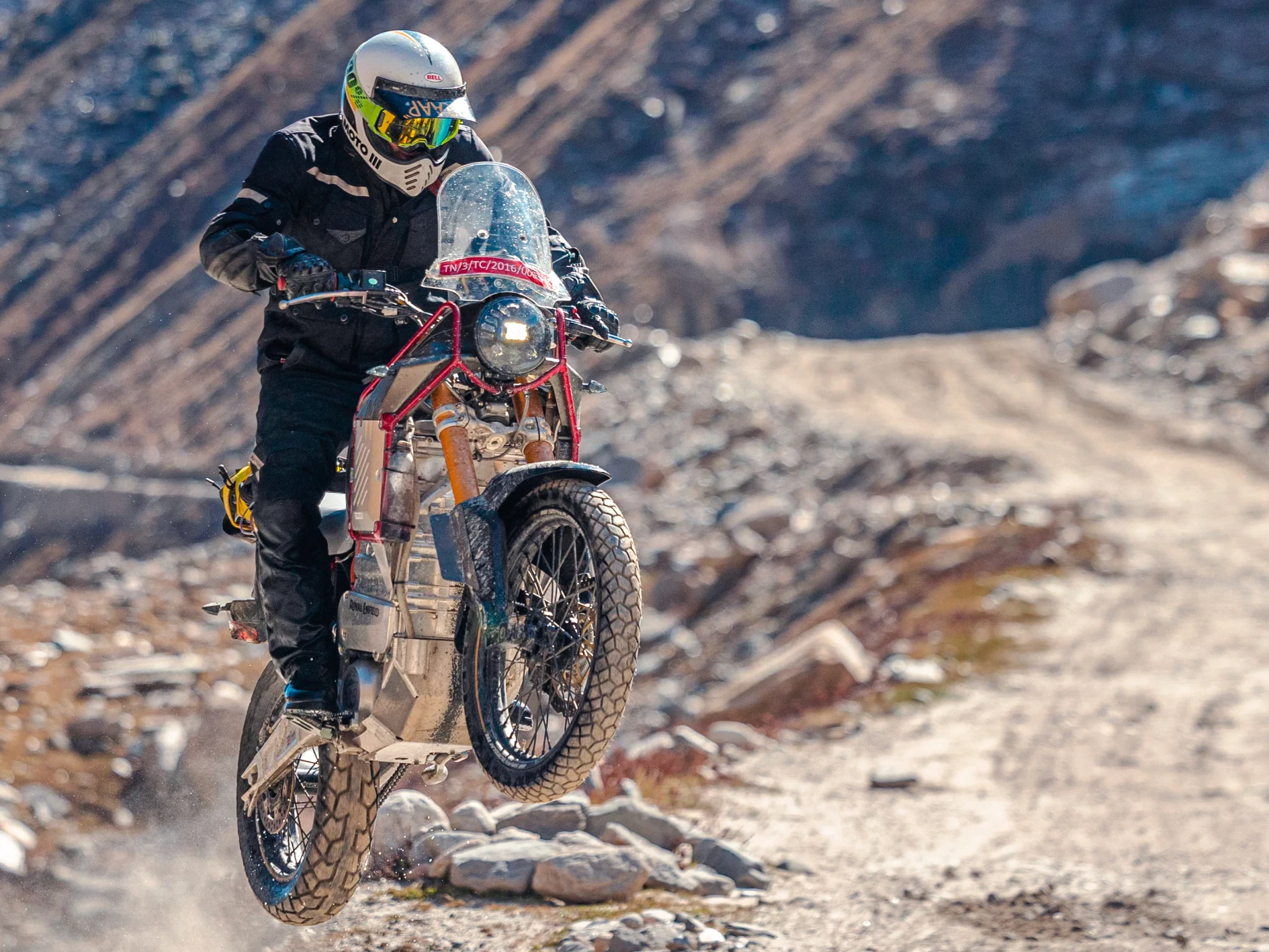 ラリー Royal Enfield Charges Into The Future With Electric Himalayan Concept