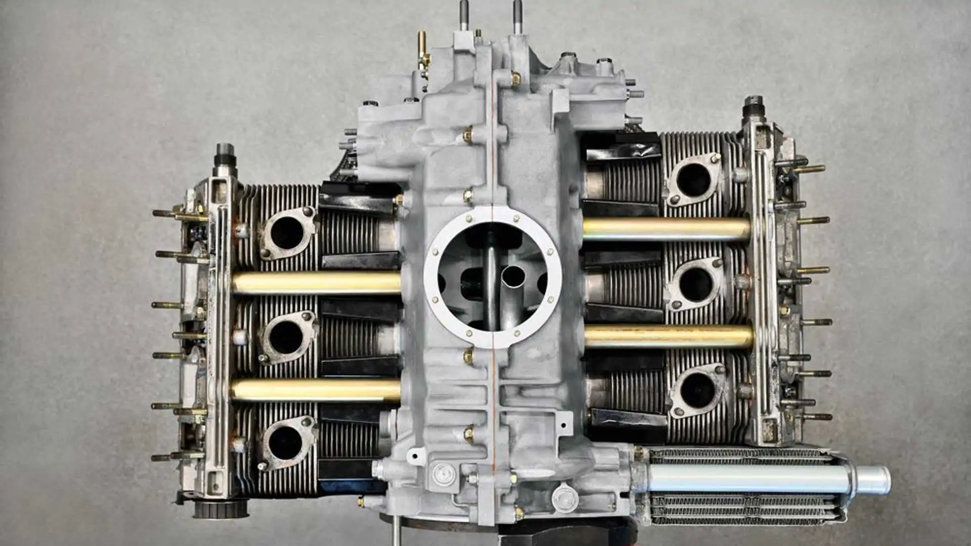 マルチネス　ポルシェ Porsche Classic Offers New Magnesium Crankcase For Old 911s