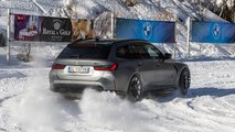 BMW M3 Touring (2023) auf Schnee im Valle d'Aosta