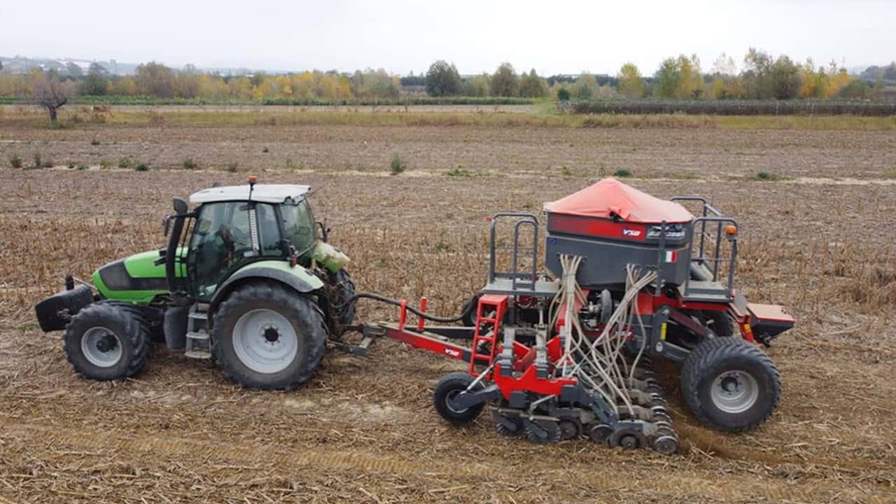 
Criteri tecnici per scegliere seminatrici su sodo e abbinare il trattore valutando potenza, peso, compattamento del suolo e integrazione elettronica
