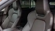 Porsche Cayenne Electric (2026) in Madeiragoldmetallic: Das Cockpit