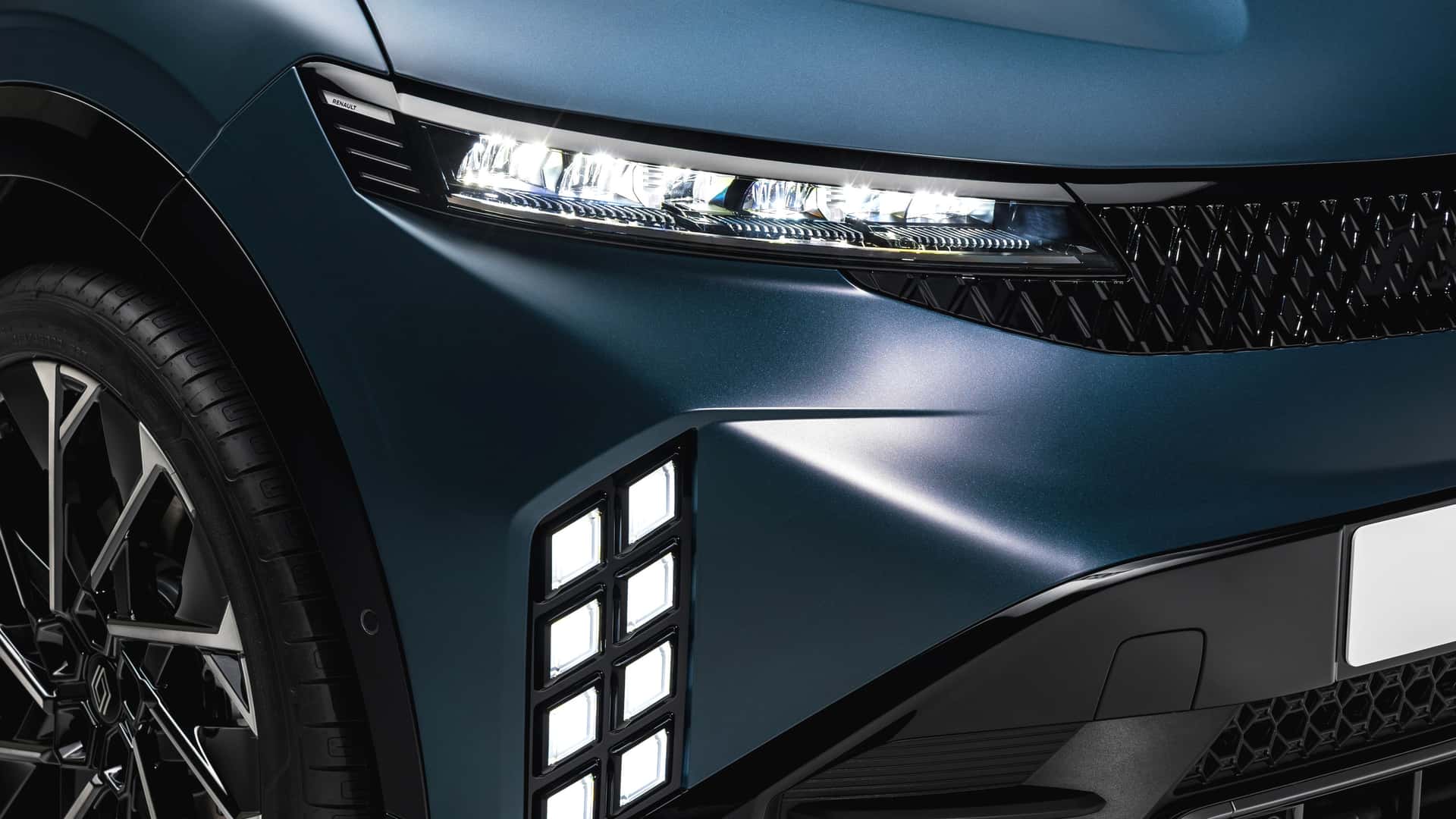 https://cdn.motor1.com/images/mgl/qkYX1Z/s1/renault-megane-e-tech-2026.jpg