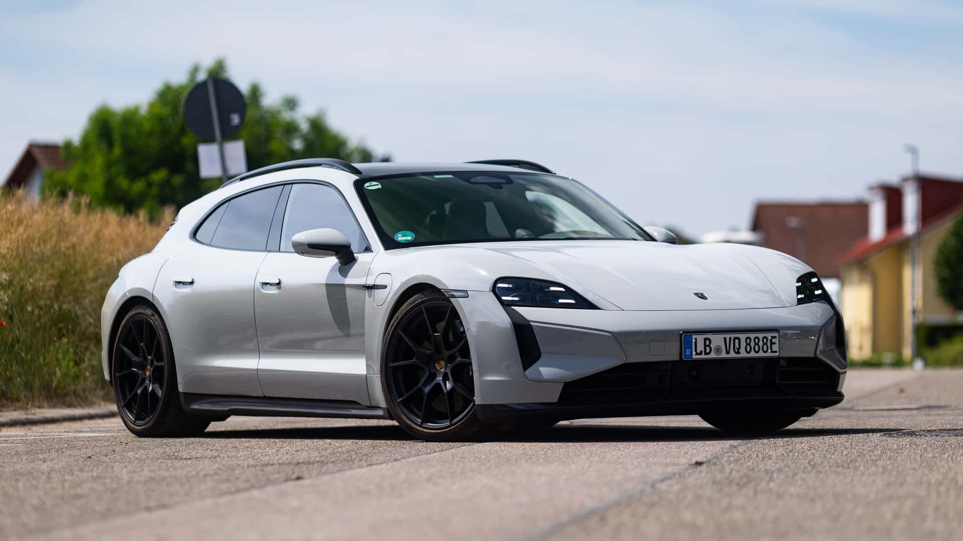 https://cdn.motor1.com/images/mgl/qkYmny/s1/2027-porsche-taycan-e-shift.jpg