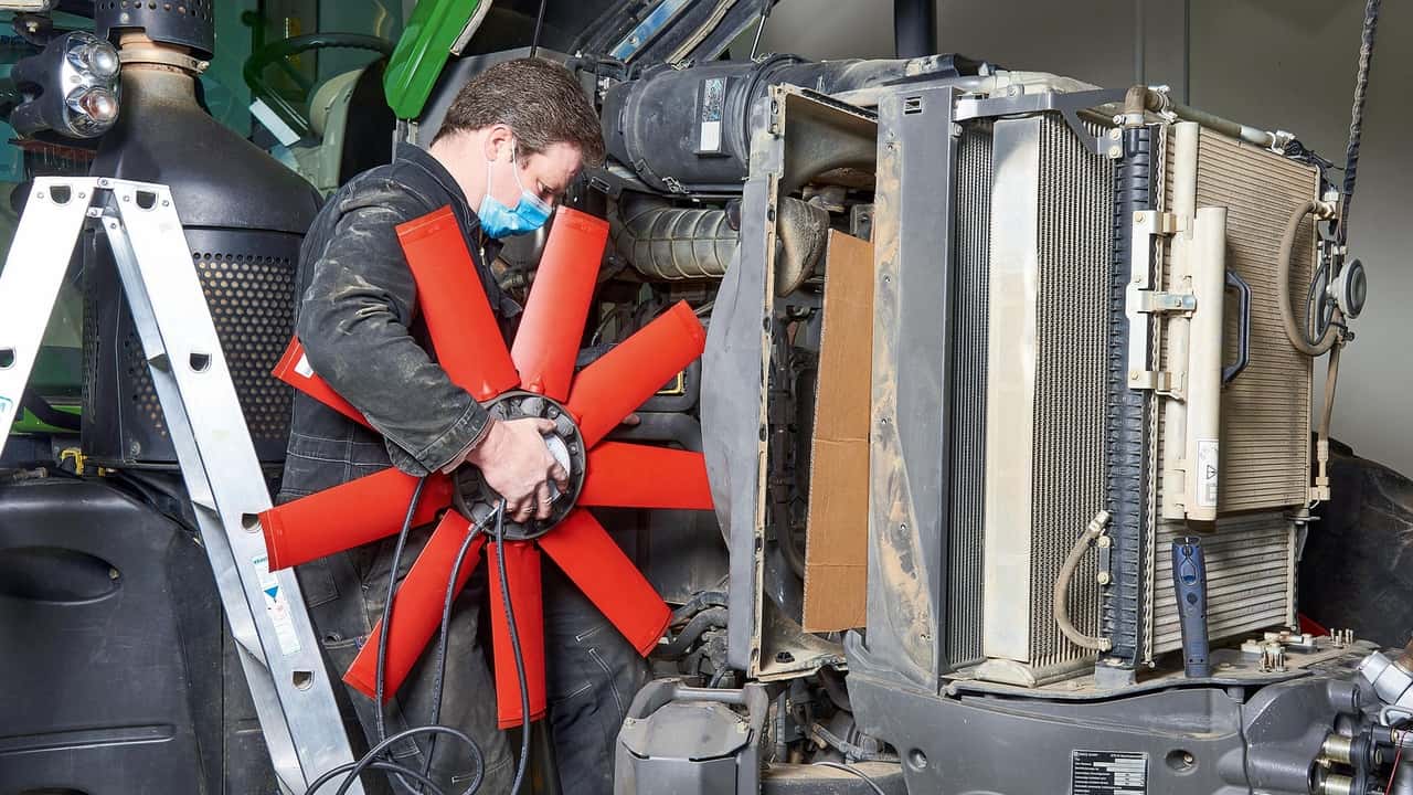 Funzionamento, limiti e criteri di scelta di ventole reversibili e sistemi autopulenti per il radiatore del trattore
