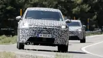 Foto spia con vista frontale della Peugeot 3008 2024