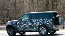 Land Rover Defender SVR Seitenansicht Spion Foto