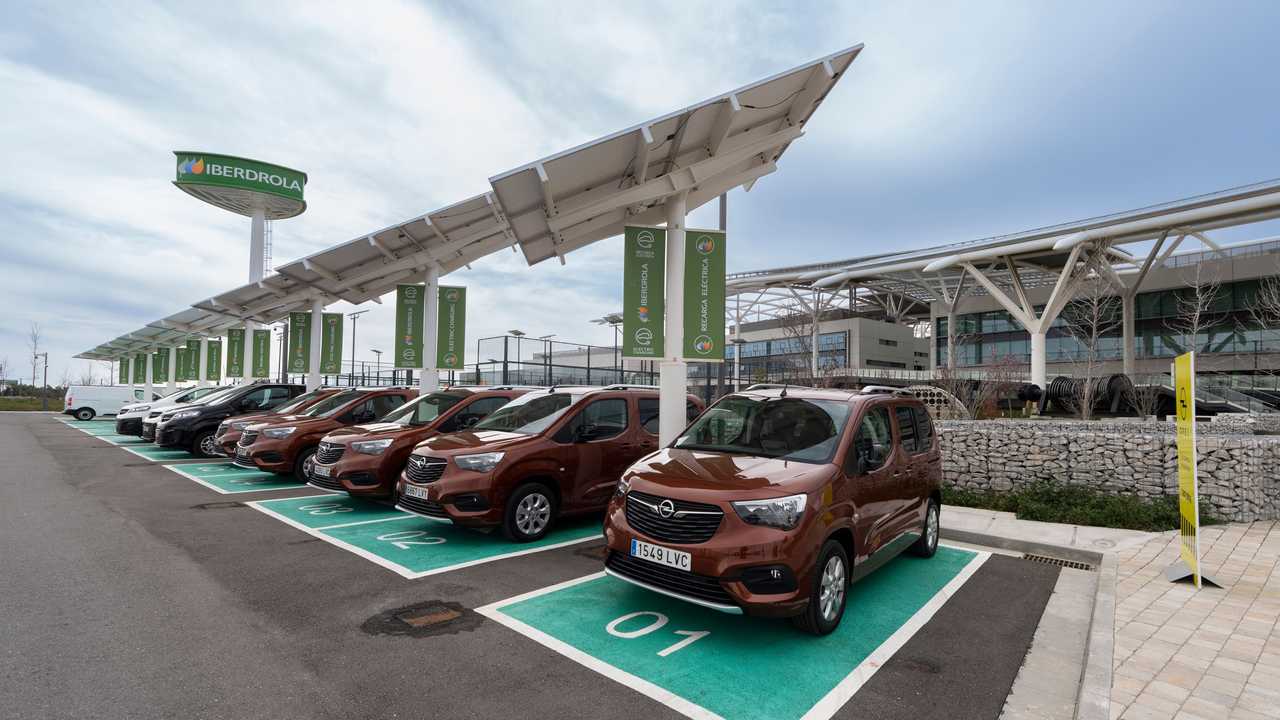 Opel gama de vehículos eléctricos e híbridos enchufables