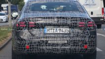 2023 BMW Serie 5 con luci di produzione foto spia