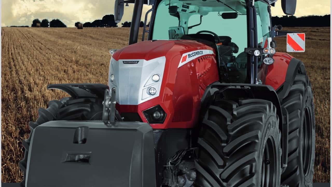 McCormick X8: trattore im aratura in campo con Giuliaomni