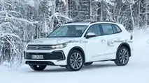 Neue Erlkönigbilder des VW Tiguan (2023) in weiß vom 15.12.2022
