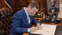 Il governatore del Kentucky Andy Beshear firma il Kentrucky Day