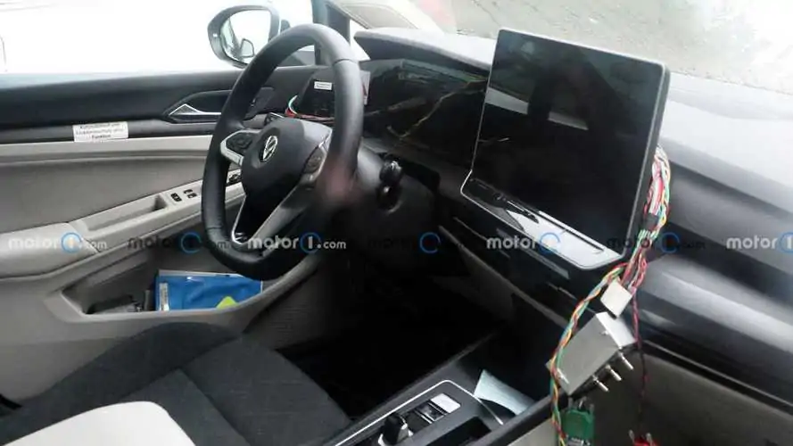 https://cdn.motor1.com/images/mgl/qkooog/s4/volkswagen-golf-facelift-2023-mule-mit-innenraum.webp