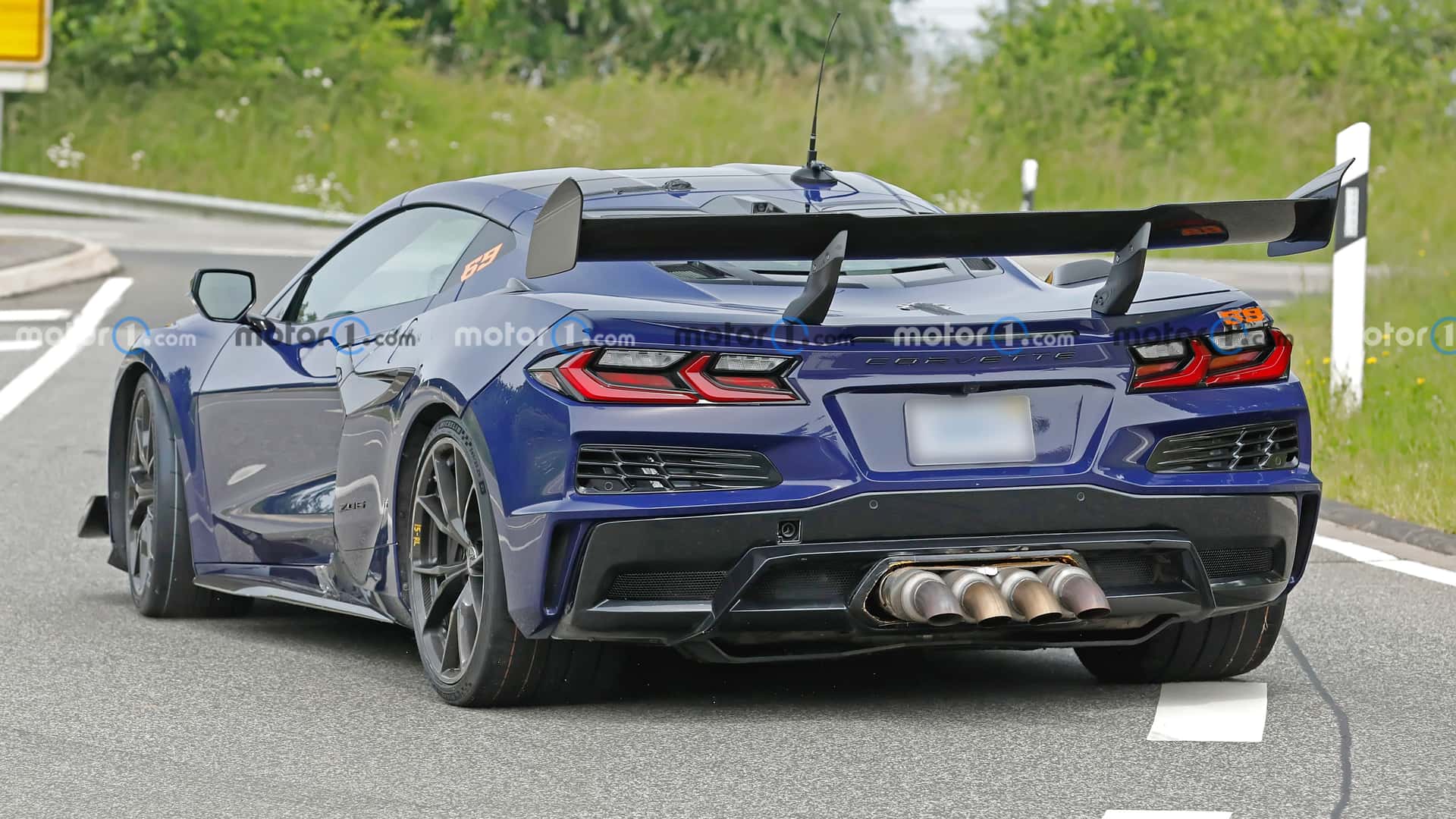 https://cdn.motor1.com/images/mgl/qkq0wZ/s1/2026-chevrolet-c8-corvette-zora-spy-shots-undisguised-exterior-12.jpg