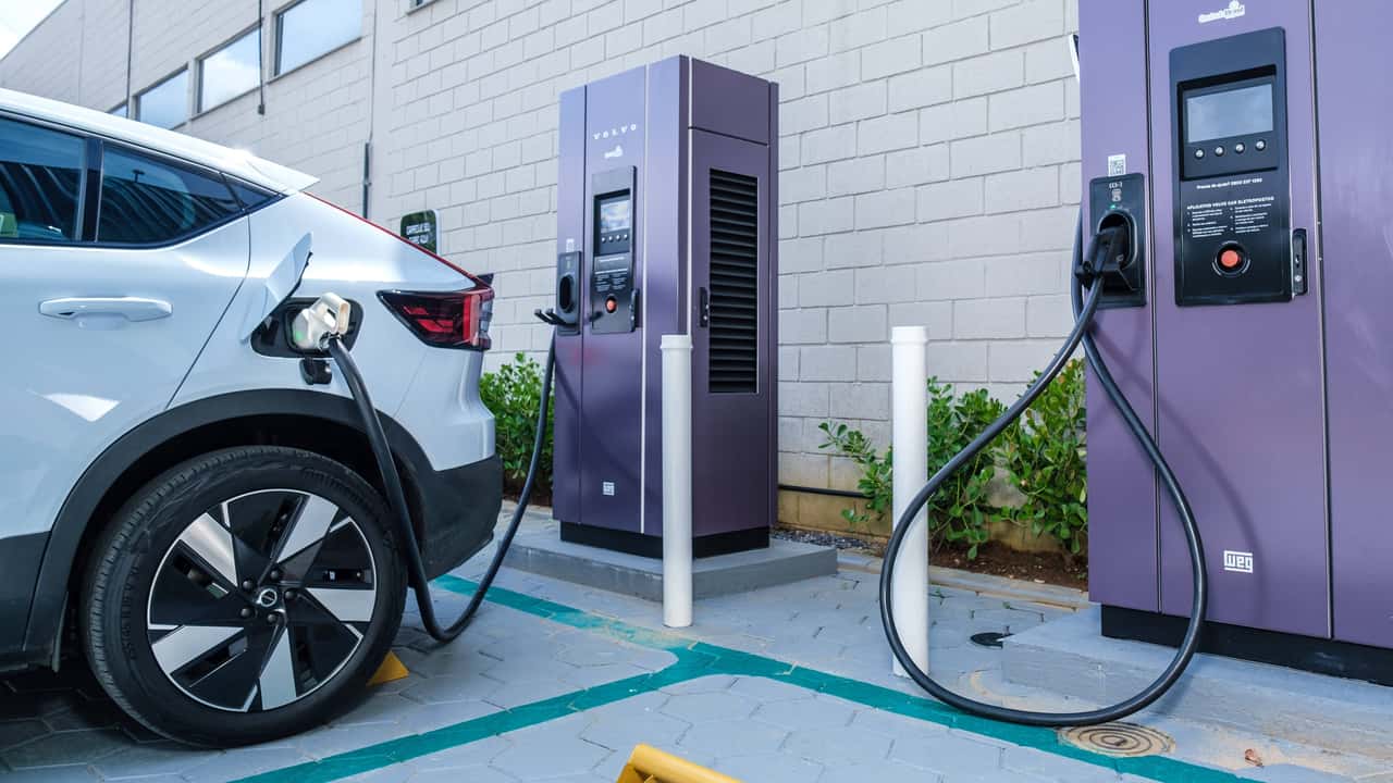 Volvo lança recarga automática em sua rede de eletropostos no Brasil