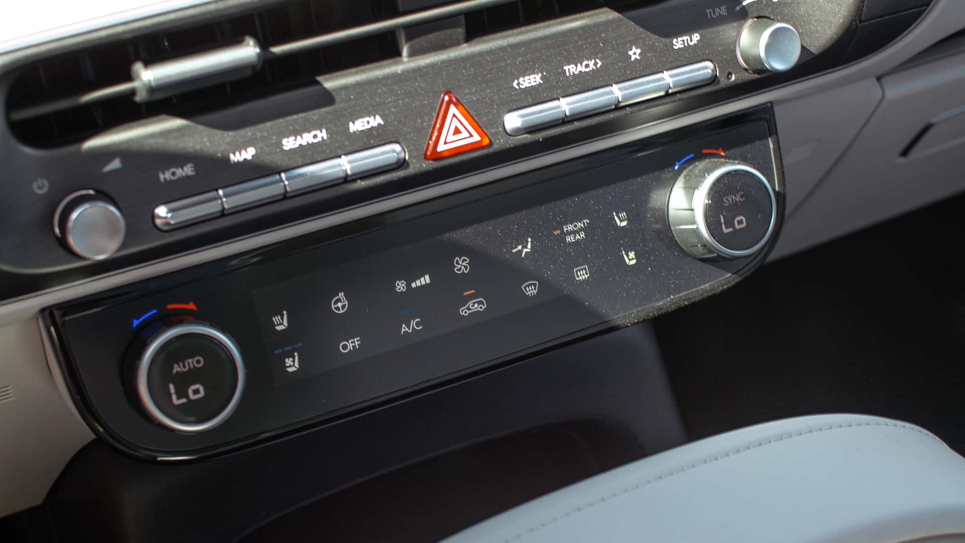 https://cdn.motor1.com/images/mgl/qkq9JR/s1/2026-hyundai-palisade-review.jpg