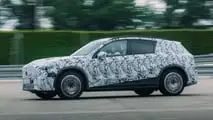 Getarnter Mercedes GLC EQ mit Mercedes-Chef Ola Källenius
