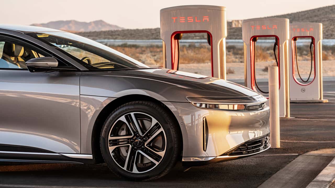 Novi električni avtomobili tekmujejo s Teslo, zaskrbljenost zaradi Teslinega Robotaxija