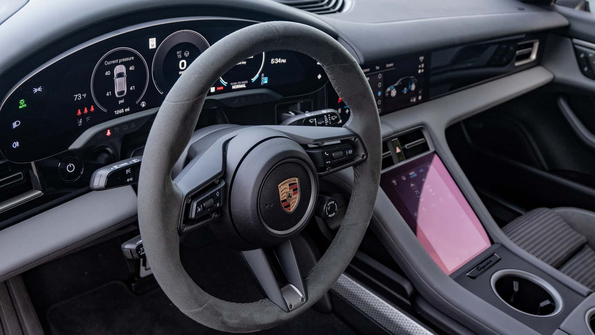 https://cdn.motor1.com/images/mgl/qkqVyy/s1/2025-porsche-taycan-4s-cross-turismo.jpg