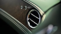 Bentley Flying Spur (2025) en vert cumbrien au-dessus d'Opalite