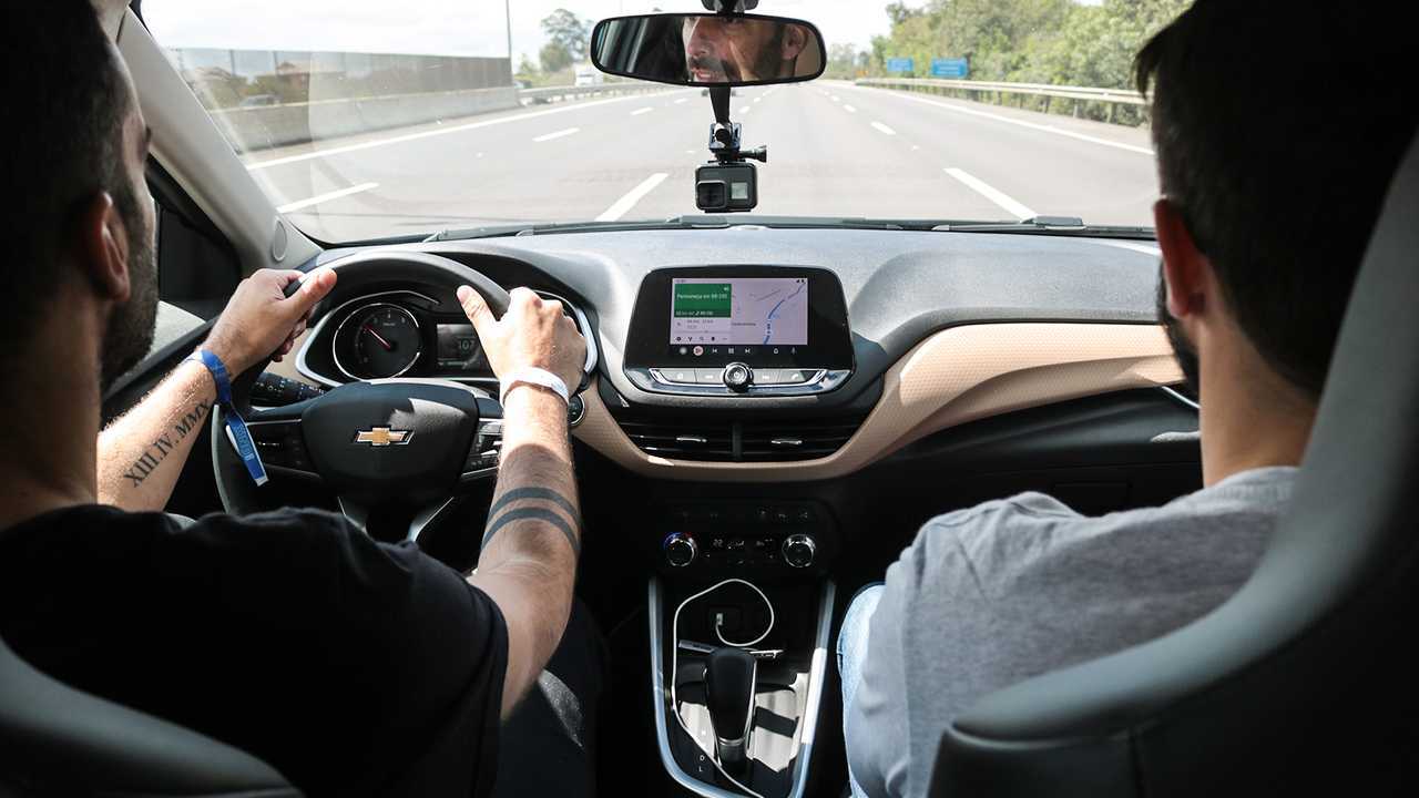 Contacto en Brasil: Chevrolet Onix Plus