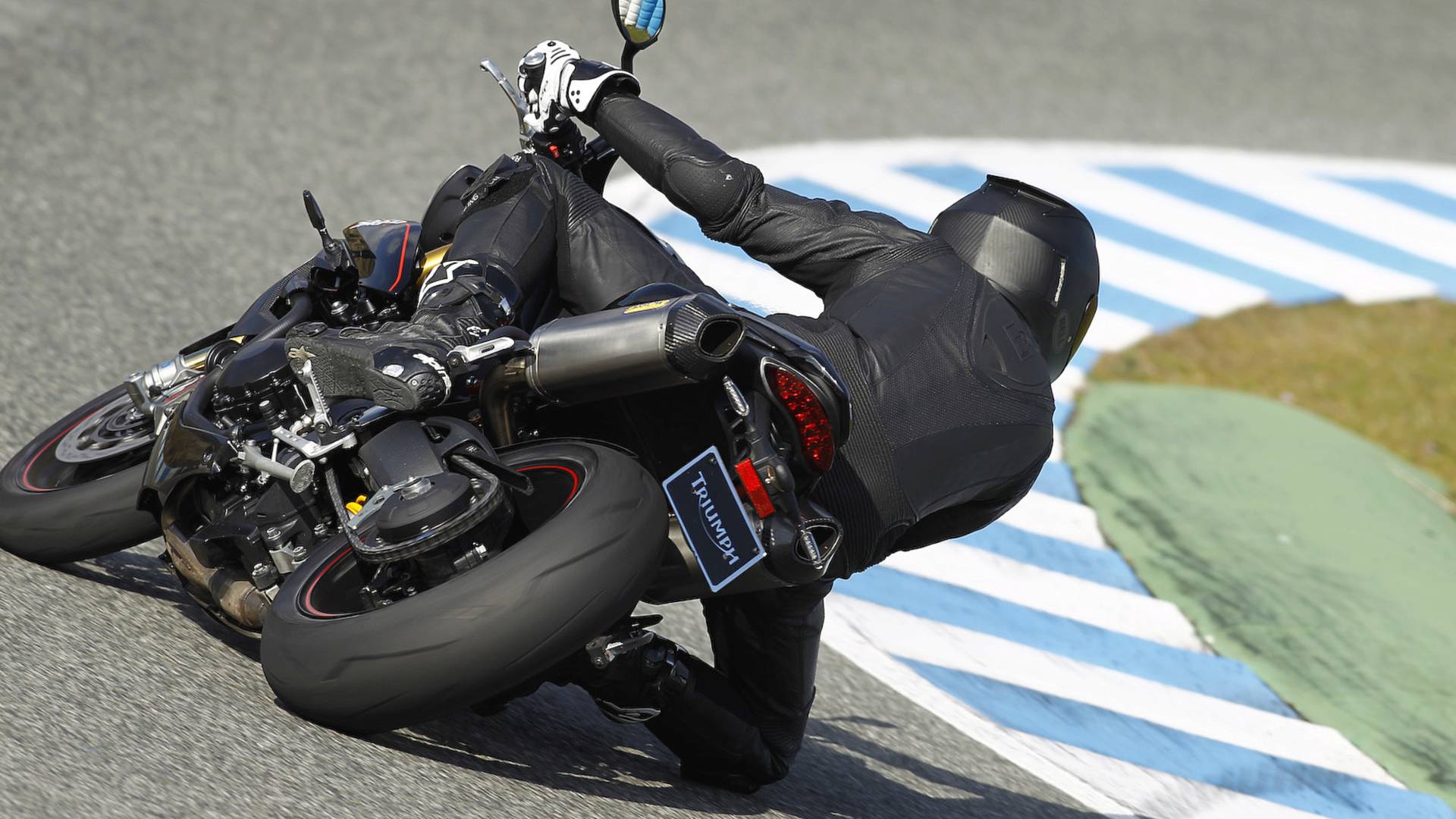 RideApart Review Triumph Speed Triple R RideApart Photos rideapart-review-triumph-speed-triple-r-rideapart-photos