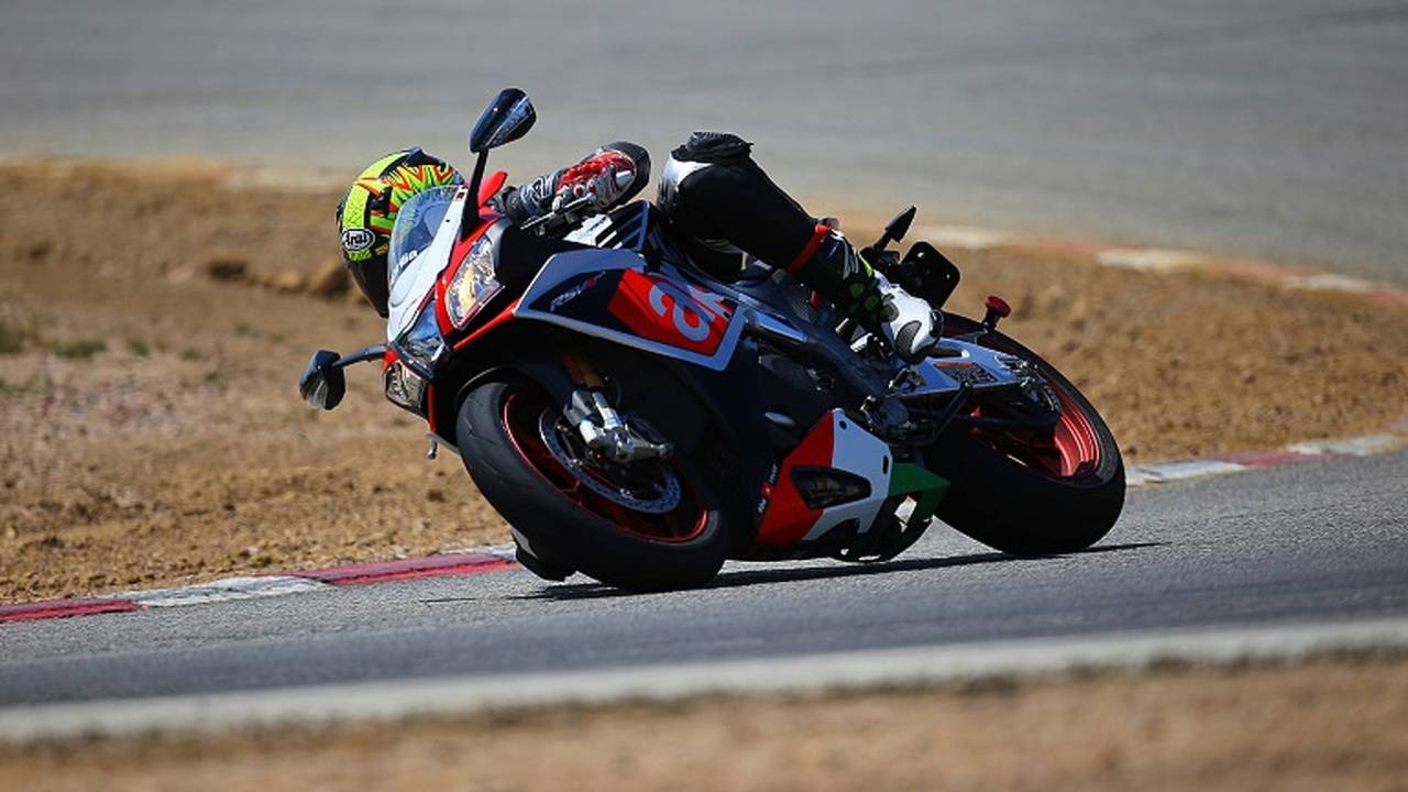 Superbike of the Year: Yamaha YZF-R1 vs Aprilia RSV4