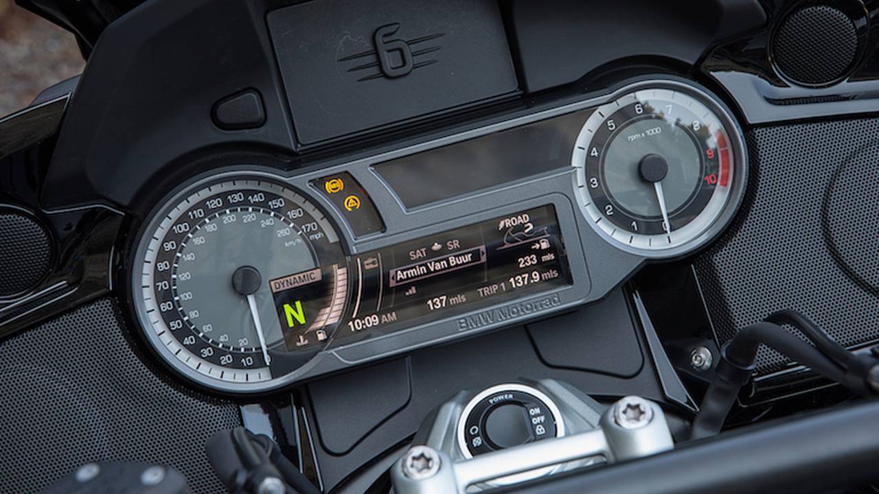 <em>The K 1600 B's stereo is slightly awkward to use and its speakers are not loud enough.</em>