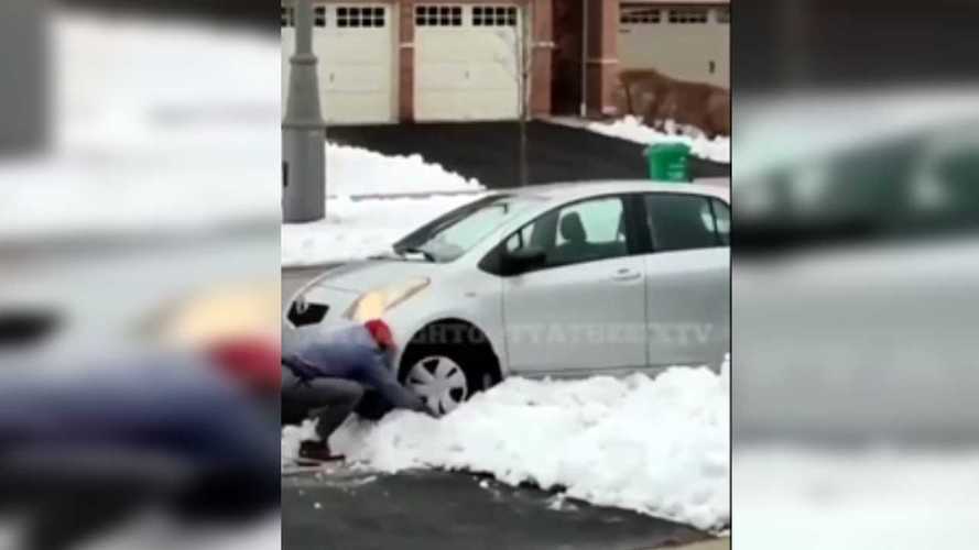 Package thief hit by instant karma as Toyota Yaris gets stuck in snow