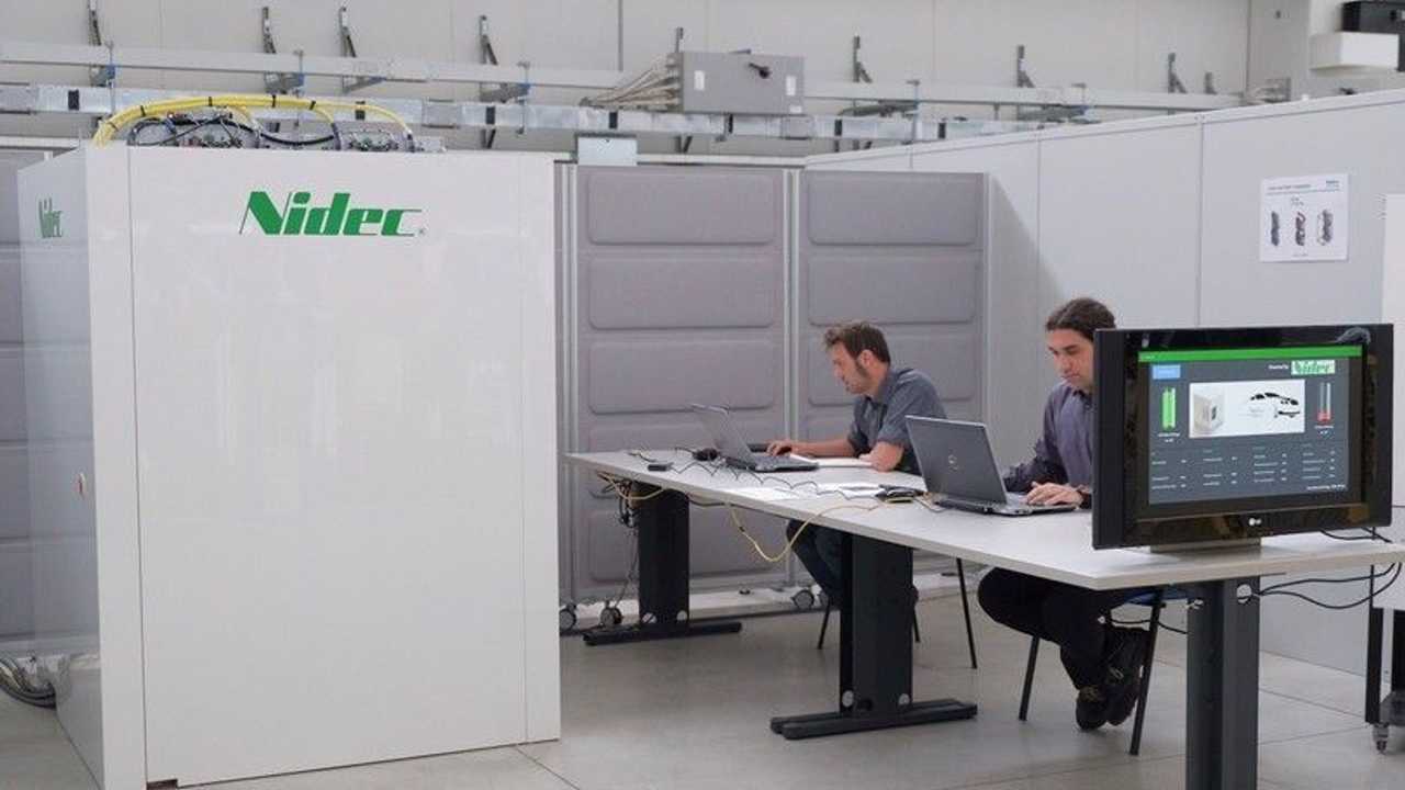 Nidec Asi: la colonnina rapida da 320 kW con batteria interna da 160 kWh