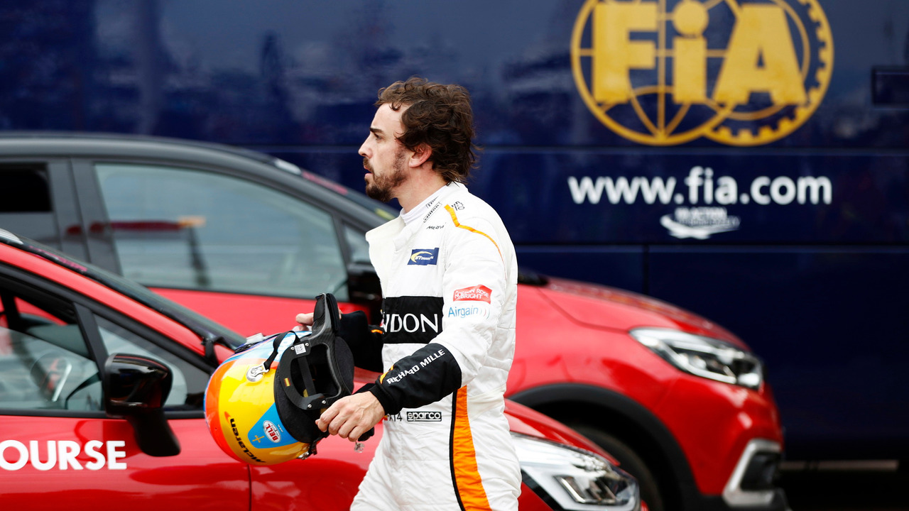 Fernando Alonso, McLaren, se retira de la carrera