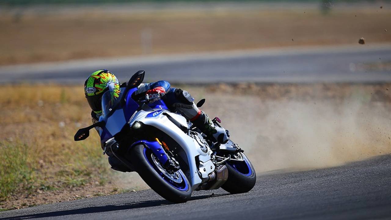 Superbike of the Year: Yamaha YZF-R1 vs Aprilia RSV4
