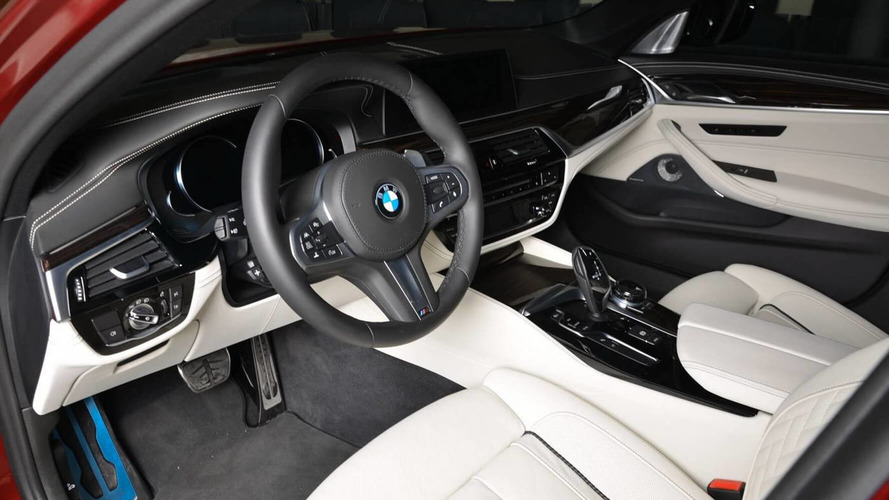 BMW M550i xDrive Aventurine Red