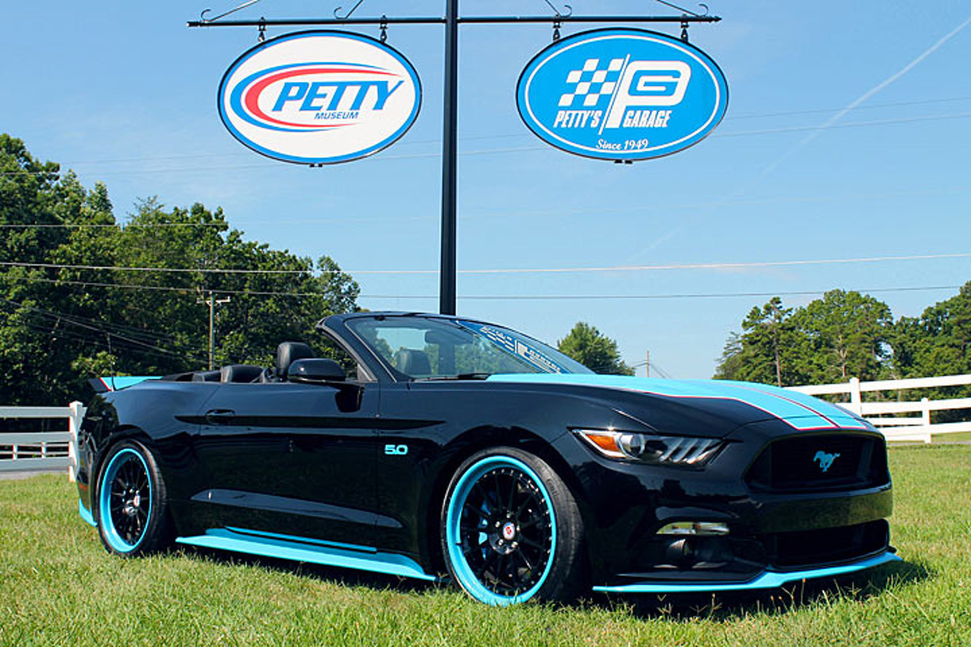 Ford Ups the Ante with Special 727-HP “King Edition" Mustangs