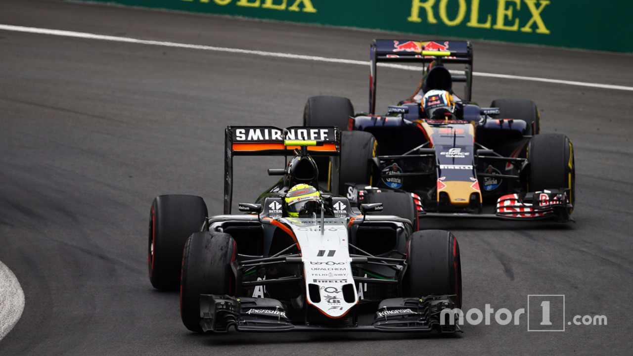 Sergio Perez, Sahara Force India F1 VJM09 and Carlos Sainz Jr., Scuderia Toro Rosso STR11