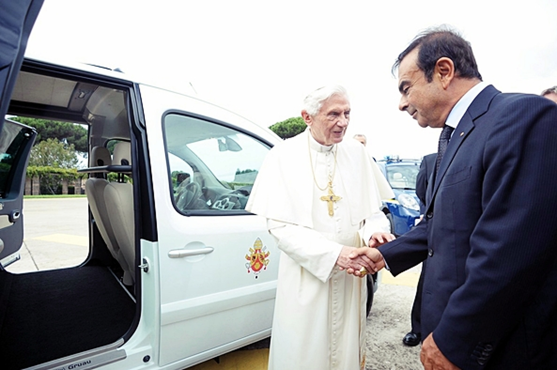 Pope Goes Green with Electric Renault Kangoo Weekend Car