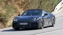 Porsche 718 Boxster elettrica, le foto spia coi fari di serie